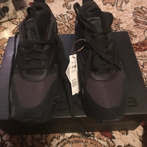 Cardi V2 Size 7.5 Black sneaker - New - Picture 1 of 5